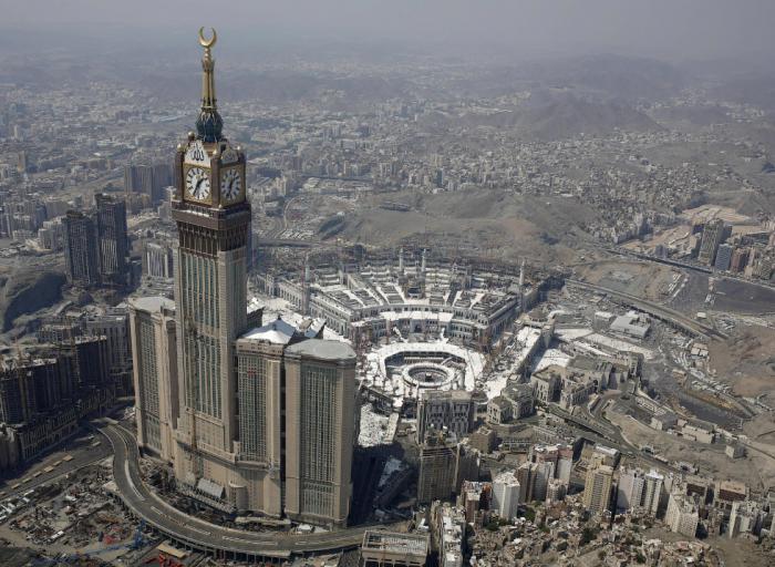 Vue aérienne de la grande horloge à la Mecque.