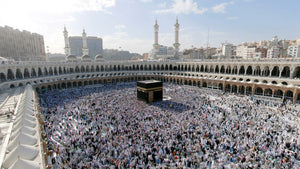 Kaaba à La Mecque entourée de pèlerins.