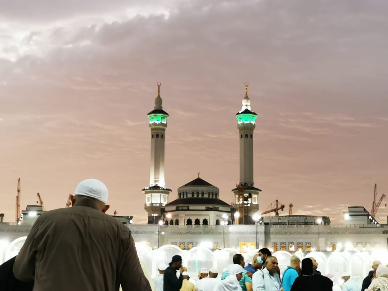 Pèlerins sur le parvis de la mosquée sacrée à La Mecque.